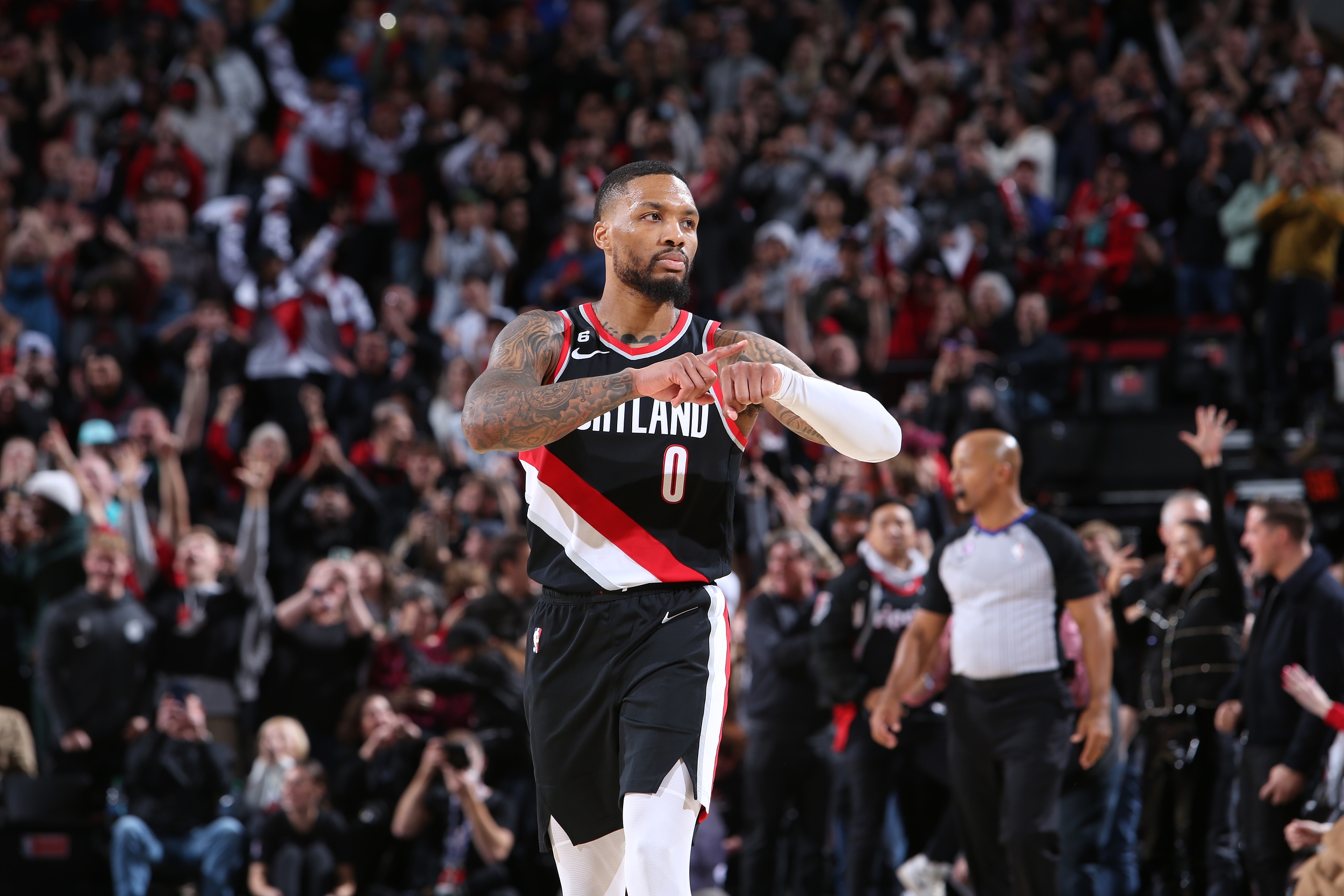 开云下载-利拉德晒开拓者0号更衣柜，连续转发好友祝贺回归动态