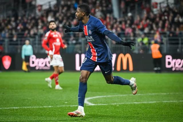 开云网站-连场戴帽成大巴黎领袖 登贝莱正在享受9号位