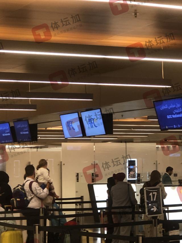 1-多哈哈马德国际机场海关为这次亚洲杯抽签专门设立了两个入关窗口.jpg
