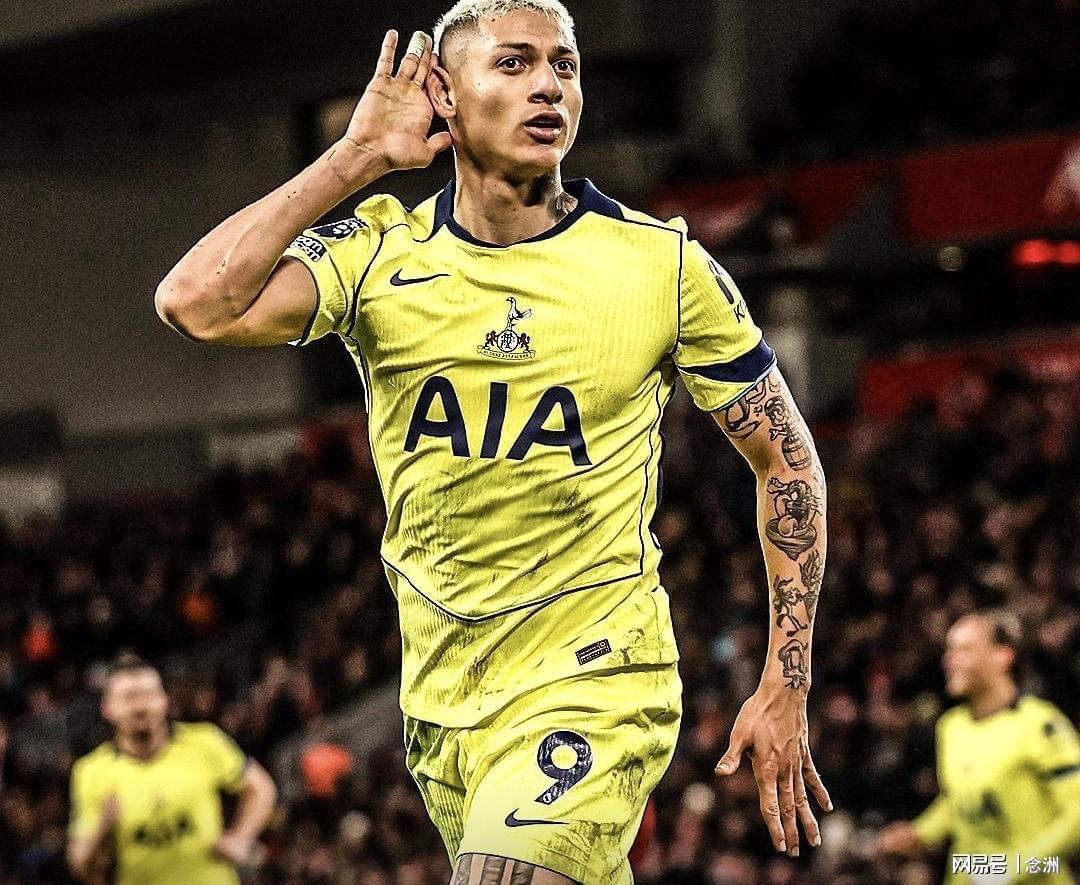 开云下载-足坛一夜动态：利物浦1-1热刺！曼联3-1维拉 巴萨5-2飞翼戴帽