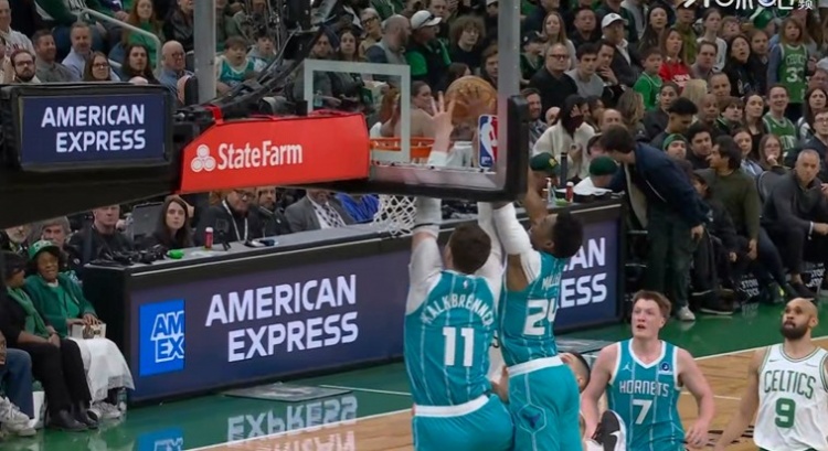 抢着吃饼！克尼佩尔抛传米勒与卡尔克布伦纳同时起跳完成空接得分