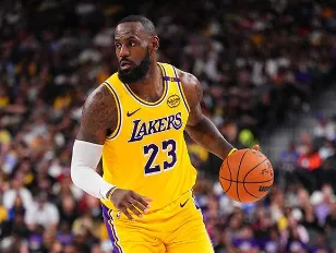 开云登录网址入口-詹姆斯出战17分钟，投篮15中6得到18分4篮板6助攻3抢断